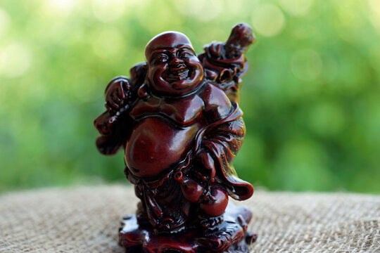 Lachende Buddha Statur aus Holz