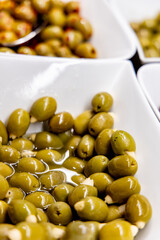 Oliven beim Feinkosthändler, Antipasti, Feinkost