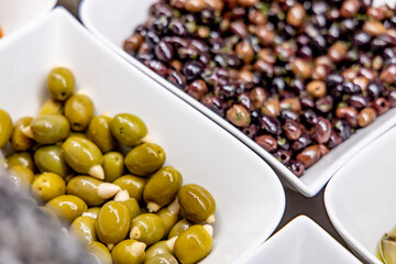 Oliven beim Feinkosthändler, Antipasti, Feinkost