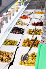 Oliven beim Feinkosthändler, Antipasti, Feinkost