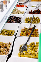 Oliven beim Feinkosthändler, Antipasti, Feinkost