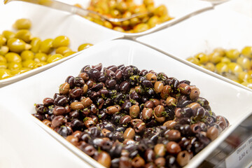 Oliven beim Feinkosthändler, Antipasti, Feinkost