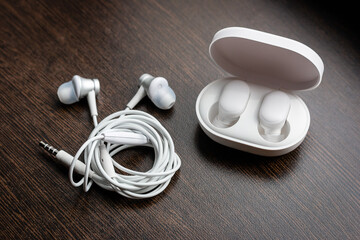 wired and wireless bluetooth headphones