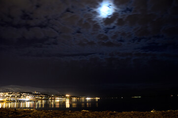 Fototapeta premium full moon on night sky behind clouds