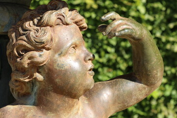 Sculpture dans les jardins du Château de Versailles