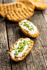 Crispbread with creamy cheese and green chive