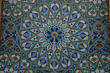 ISLAMIC ART IN MOROCCO. ISLAMIC PATTERNS IN CERAMIC, WOOD AND STONE.