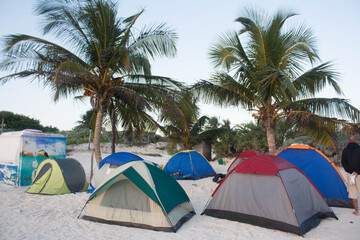 Obraz na płótnie Canvas Camping en la playa 