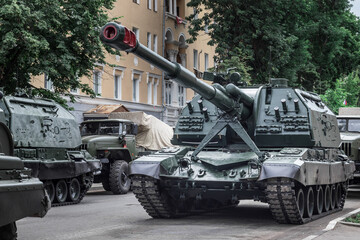 Self propelled artillery unit 2S19 Msta-S (M1990 Farm) on the city street