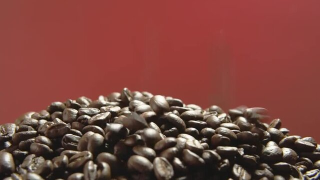 Granos de caf&eacute; cayendo sobre otros, vista de cerca