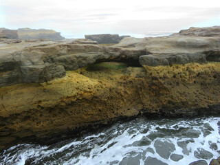 Mar y piedras. Paisaje marino frío
