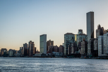 Fototapeta premium Sunset and Manhattan Skyline View at Roosevelt Island New York City