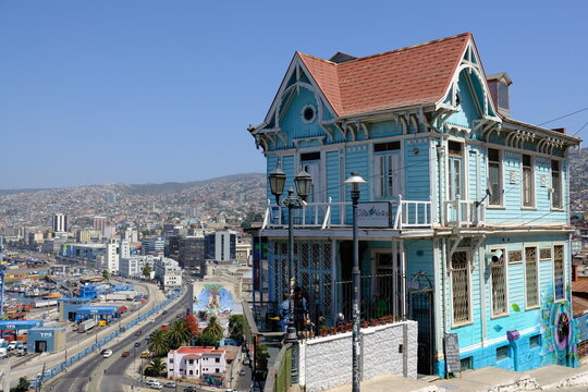 Chile Valparaiso - Viewpoint Paseo 21 de Mayo with colorful clifftop house
