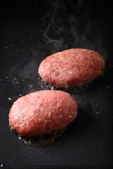 鉄板でハンバーグを焼く