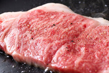 ステーキを焼く