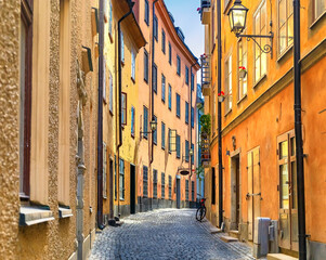 Fototapeta premium Średniowieczne alejki i brukowane uliczki na starym mieście, Gamla Stan w Sztokholmie