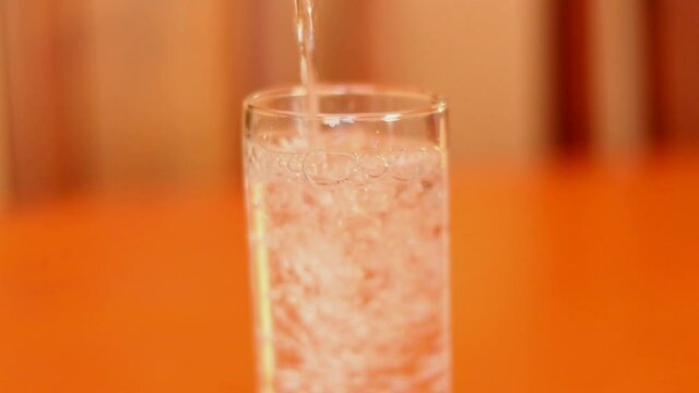 vaso llen&aacute;ndose con agua