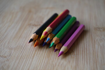 Obraz premium circle center colored pencils on wooden table background. back to school concept