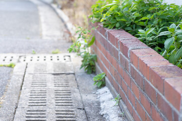 道路脇の赤レンガの柵