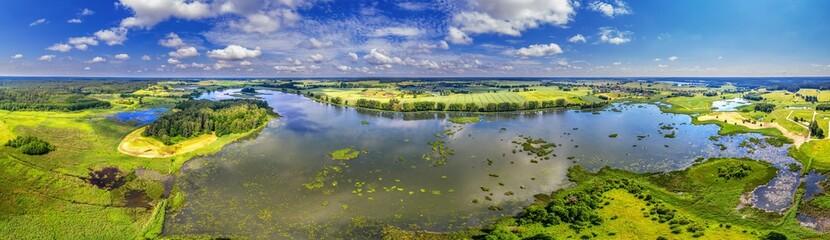 Fototapeta na wymiar Zarastające jezioro Gajszak na Warmii w północno-wschodniej Polsce