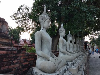 Obraz premium buddha statue in temple