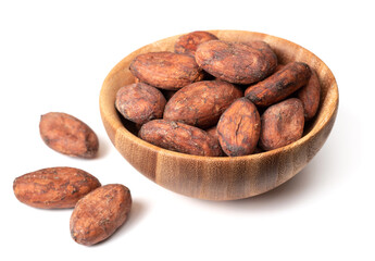 Obraz premium unpeeled cocoa beans in the wooden bowl, isolated on white background