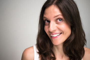 Naklejka premium Face of happy beautiful woman with brown hair thinking
