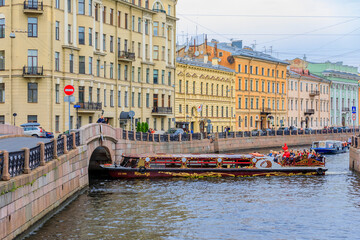 Obraz premium Waterfront buildings on the banks of river Neva and tourist boats on the water in Saint Petersburg