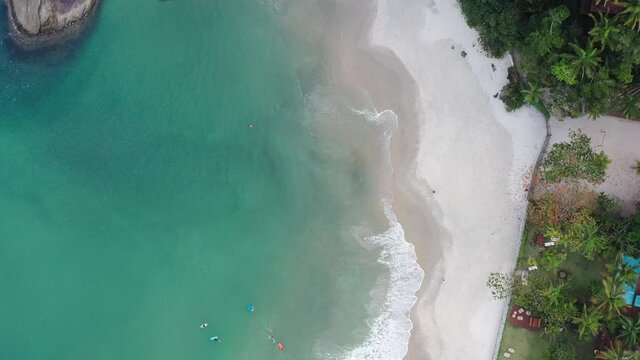 imagem a&eacute;rea de linda praia com aguas limpas