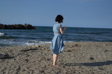 空と砂浜と女性