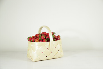 Fototapeta na wymiar Ripe fresh red strawberries in a basket 