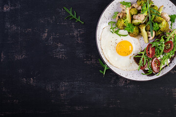 Breakfast with fried egg, broccoli, mushrooms and tomato sandwich. Healthy balanced food. Top view, overhead, copy space