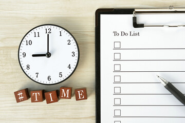 ビジネスイメージ―朝九時の時計とこの日のやることリスト