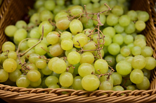 Photo grapes green ready for sale on a tray