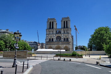 Fototapeta na wymiar Parvis de la Cathédrale Notre Dame désert. Paris France. 20 mai 2020.