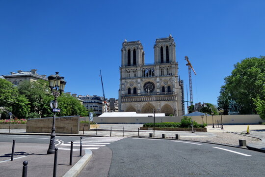Parvis de la Cath&eacute;drale Notre Dame d&eacute;sert. Paris France. 20 mai 2020.