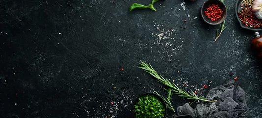 Photo sur Plexiglas Manger Bannière culinaire en pierre noire. Vue de dessus. Style rustique.