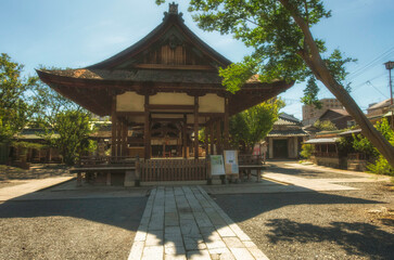Fototapeta premium 京都、下御霊神社の拝殿と境内の様子です
