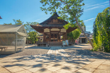 Obraz premium 京都、下御霊神社の拝殿と境内の様子です