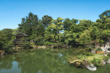 Fototapeta na wymiar 京都御苑内の旧九條家庭園、「拾翠亭」と九条池の中の島にある厳島神社と初夏の風景