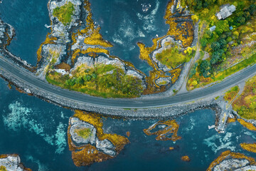 Luchtfoto Atlantische oceaan weg in Noorwegen reizen roadtrip drone landschap van bovenaf prachtige Scandinavische bezienswaardigheden bestemmingen van bovenaf