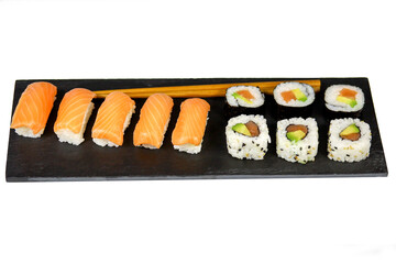 sushi et maki sur un fond blanc