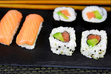 assiette de sushi et maki