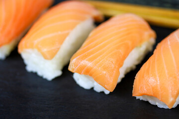 assiette de sushi et maki