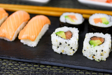 assiette de sushi et maki
