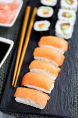 assiette de sushi et maki