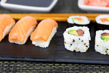 assiette de sushi et maki