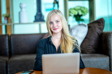 Obraz premium young businesswoman working on laptop computer at home