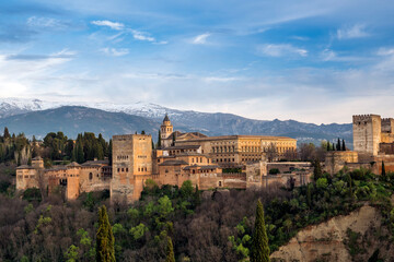 Fototapeta na wymiar El palacio de La Alhambra y sus murallas rodeadas de vegetacion y colores primaverales en la colina de la Sabika, Granada, Andalucia, España