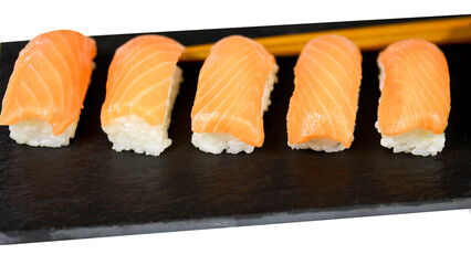 sushi et maki sur un fond blanc